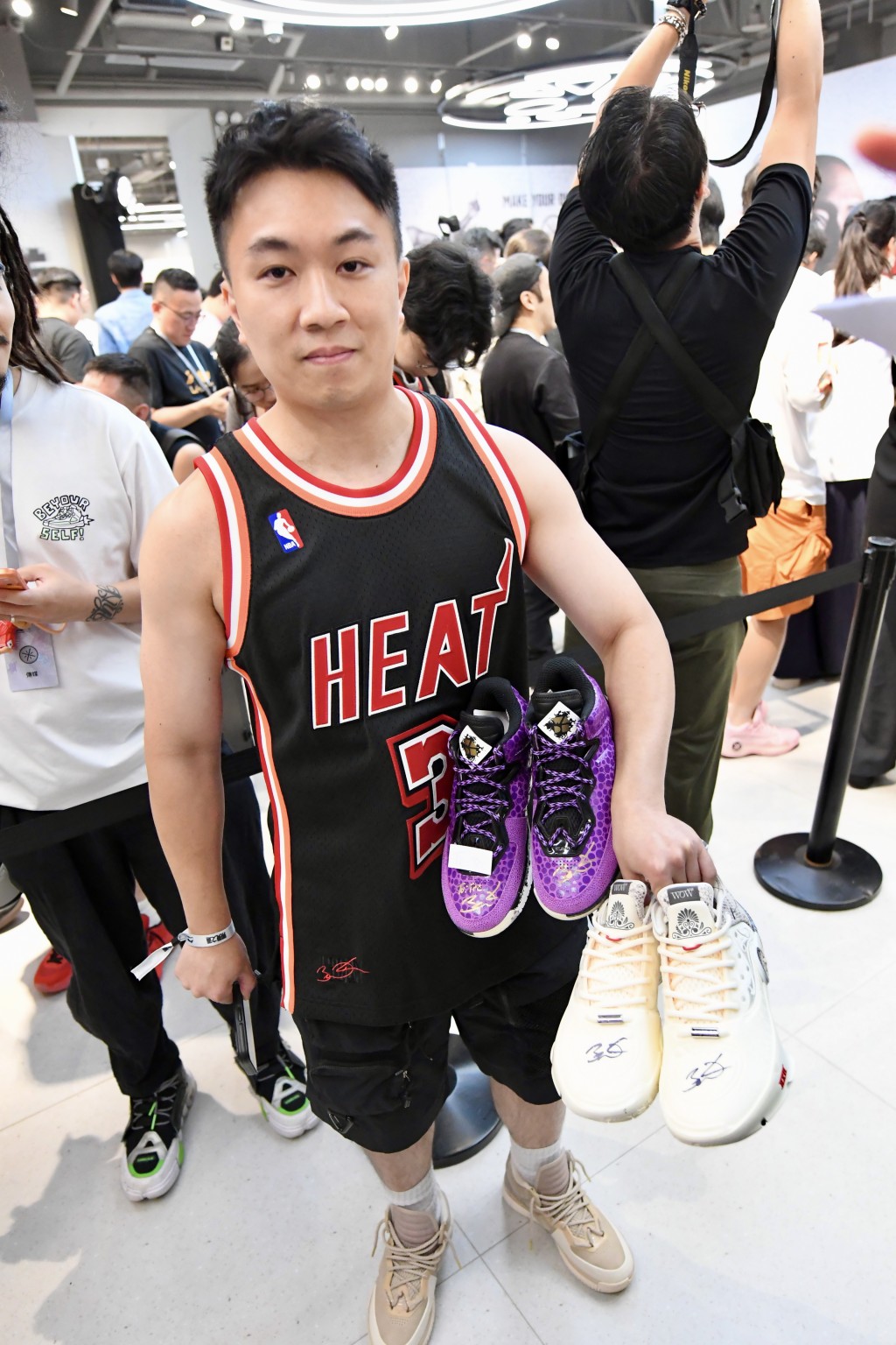 活動上維迪逐一為球迷簽名及合照。楊駿堯攝