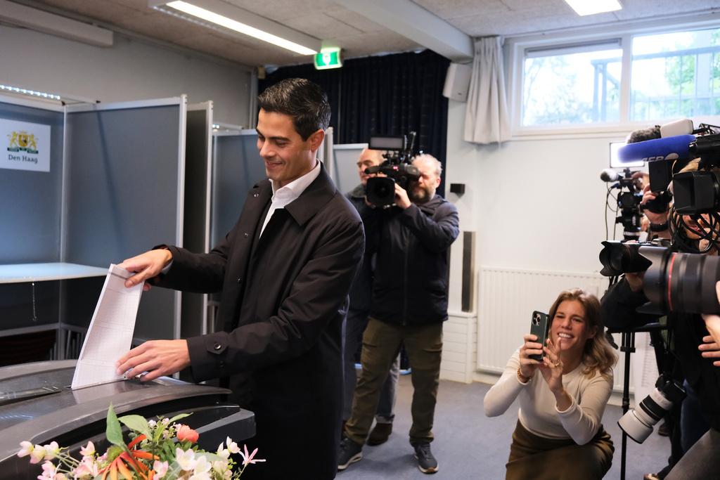 耶滕前往票站投票。美聯社