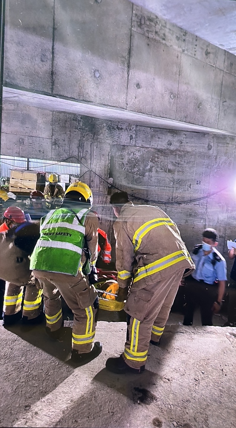 救援人員在地底下約6米的管道位置救出工人。讀者提供圖片