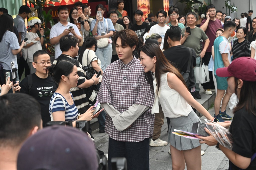 兩人一亮相即掀起轟動,瞬間被熱情的街坊、粉絲包圍。 兩人一亮相即掀起轟動,瞬間被熱情的街坊、粉絲包圍。