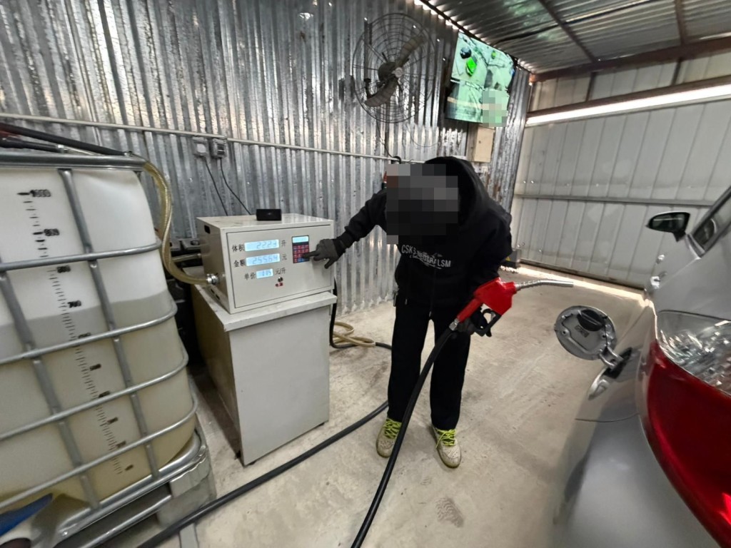 記者直擊元朗區非法油站,員工正為客人入油。 陶法德攝 記者直擊元朗區非法油站,員工正為客人入油。 陶法德攝
