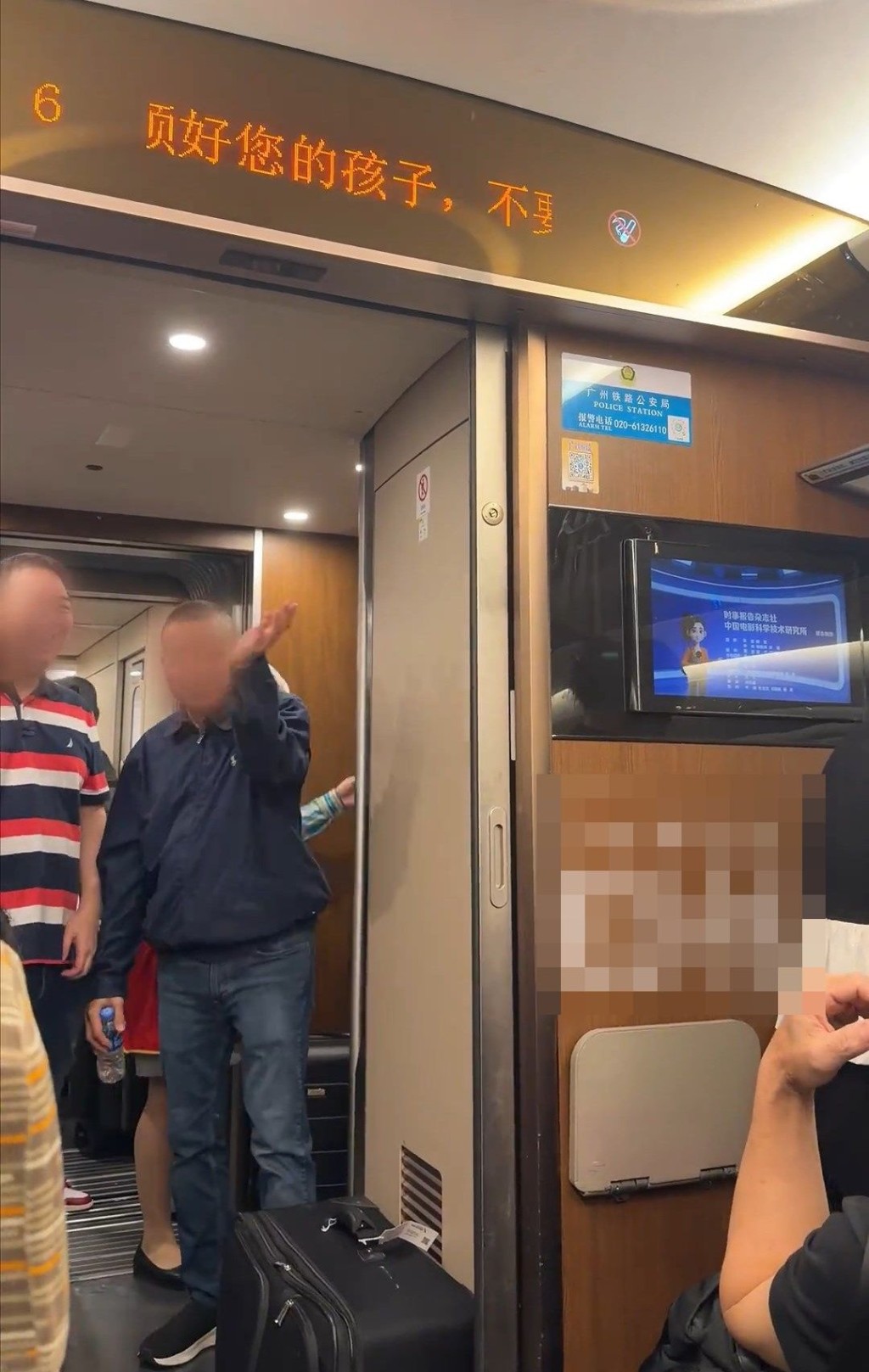 有網民拍下當日G386列車上有大量飛蟲。江南都市報/抖音@源清素