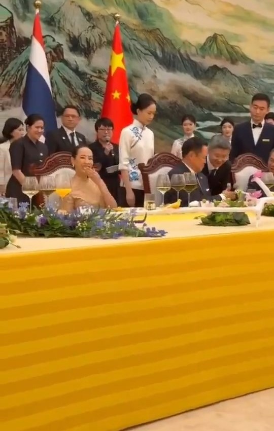 泰國總理阿努廷訪問中國,參加李強歡迎午宴期間高唱鄧麗君名曲《甜蜜蜜》。微博@吉星吉星吉星 泰國總理阿努廷訪問中國,參加李強歡迎午宴期間高唱鄧麗君名曲《甜蜜蜜》。微博@吉星吉星吉星