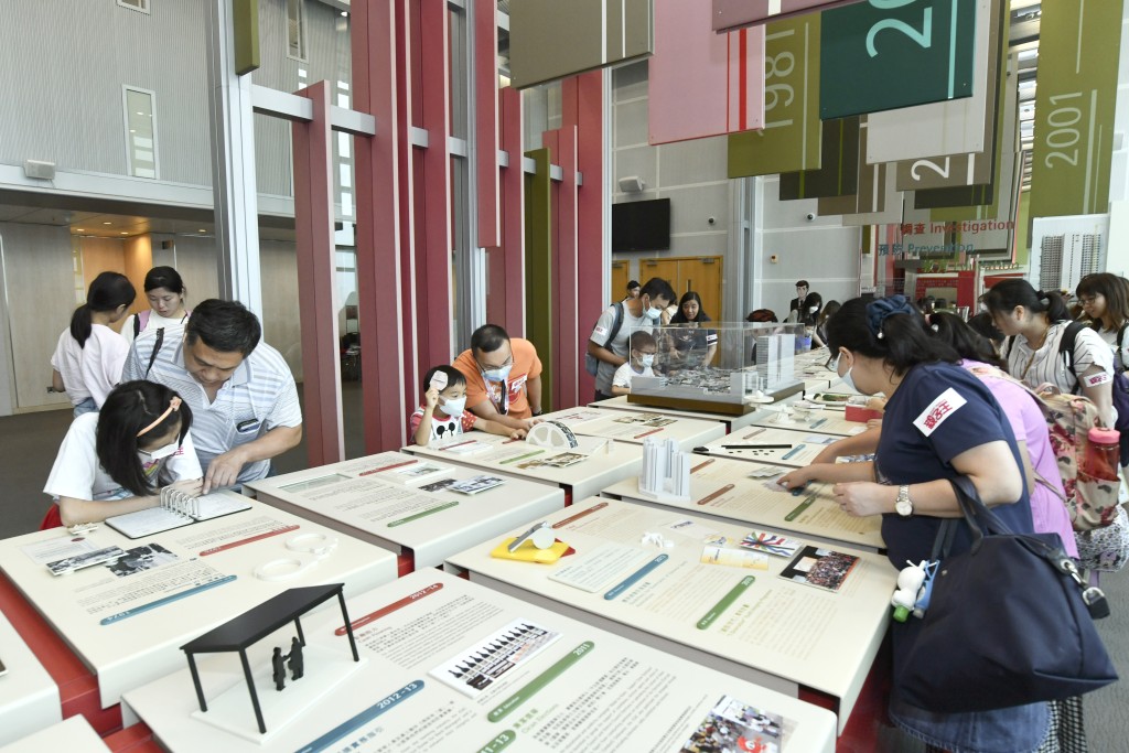 小朋友對立體展品大感趣，透過觸摸展品了解廉政公署的發展歷史。