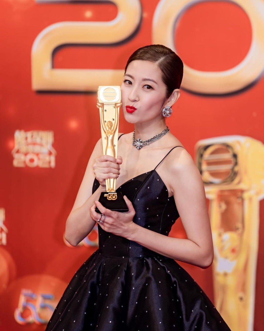 陳自瑤憑劇集《寶寶大過天》獲頒《萬千星輝頒獎典禮2021》之「最佳女配角」。