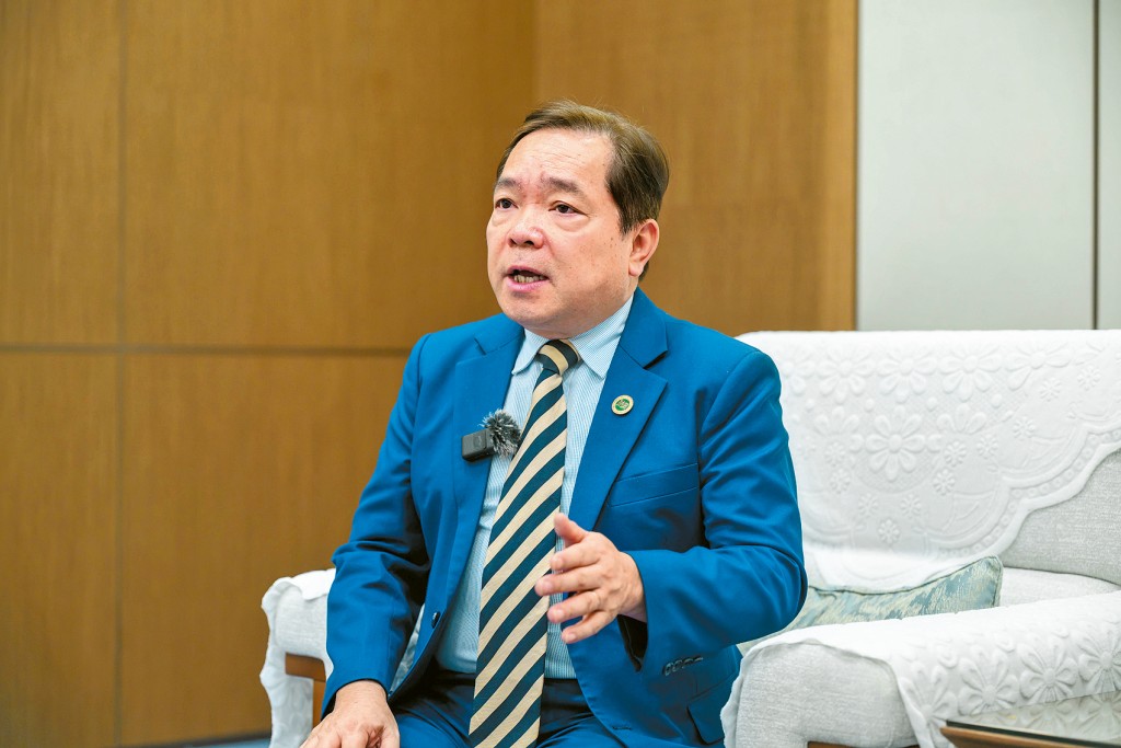 莫家豪強調專上院校不應「盲搶人」，而是要吸引人才來港讀書，進而補充本地人口。