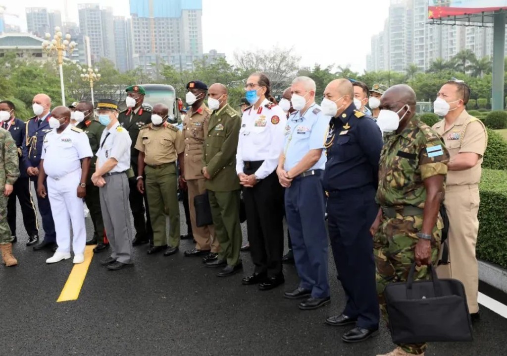 駐華武官團參觀軍營。