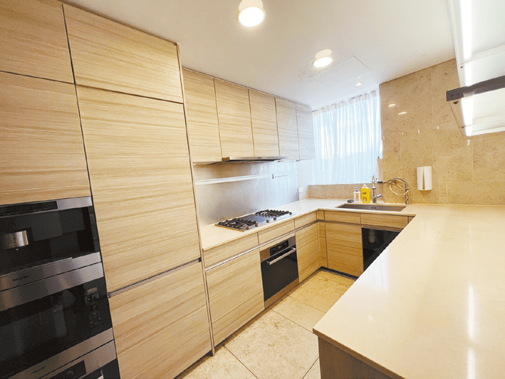 廚房採暖色為主調，設有多組廚櫃，提供充裕的收納空間。