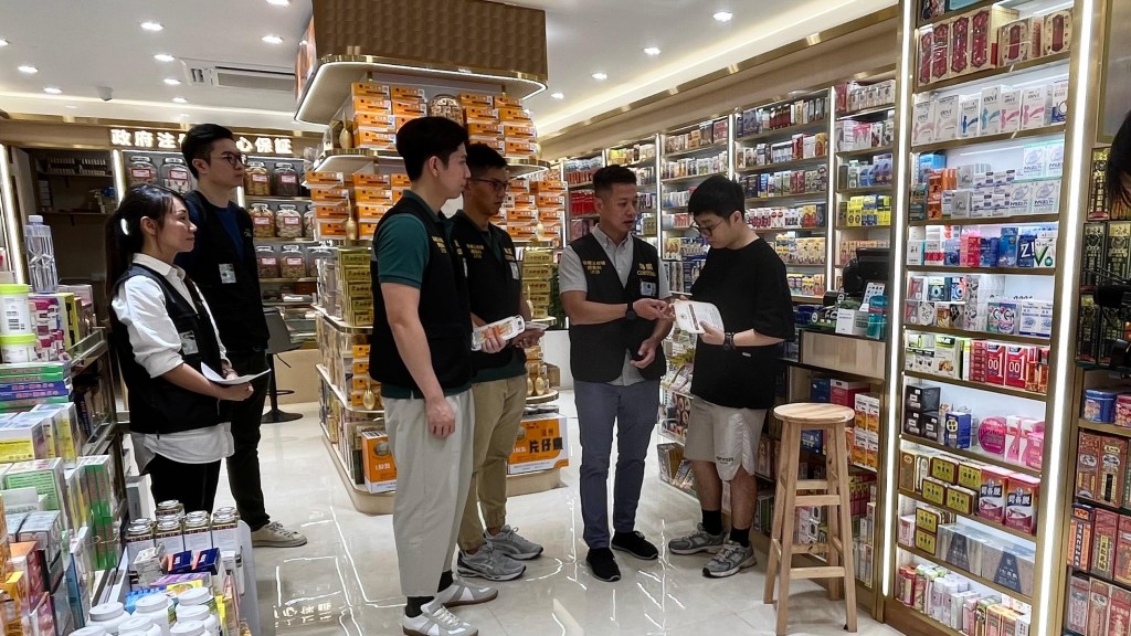 海關於國慶黃金周期間加強巡查全港各區購物熱點,提醒商戶遵守《商品說明條例》規定。政府新聞處