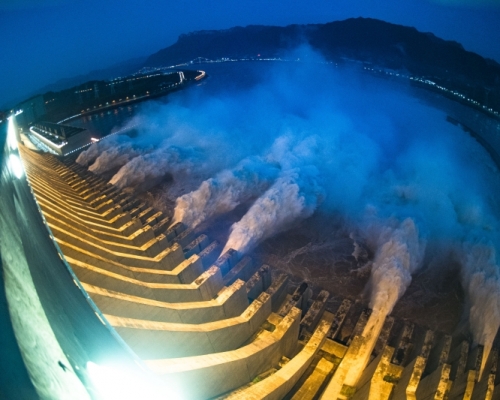 長江3號洪水正在形成，加大三峽大壩壓力。(新華社圖片)