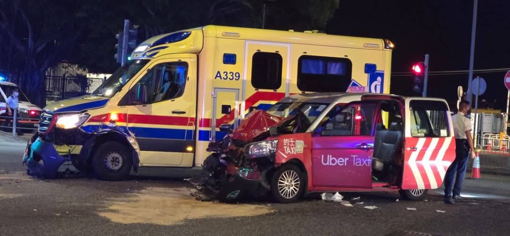 的士車頭蓋摺曲,車輛漏油位置被木糠覆蓋。FB:消防群組 的士車頭蓋摺曲,車輛漏油位置被木糠覆蓋。FB:消防群組