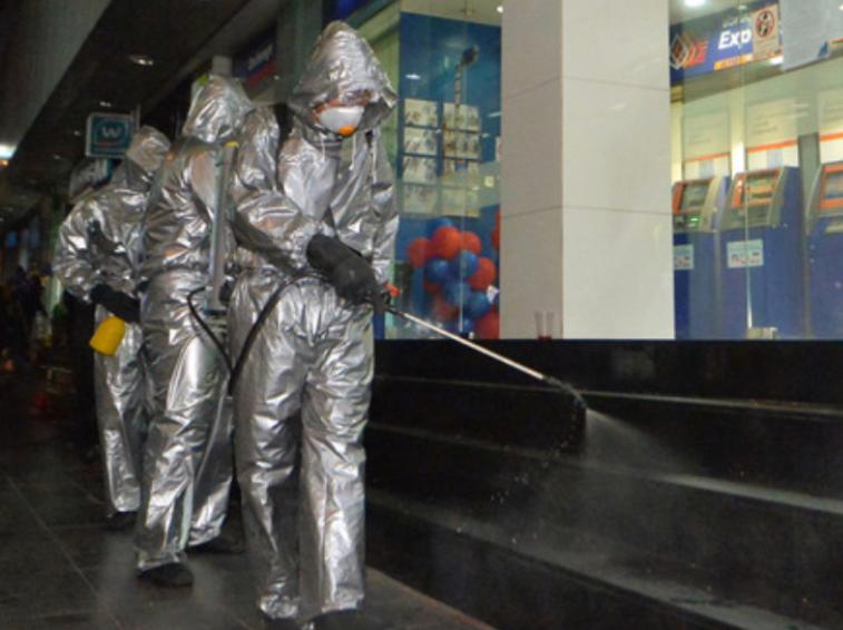 泰国疫情不止，6府宣布宵禁。很多商场都关闭，政府人员全面消毒。