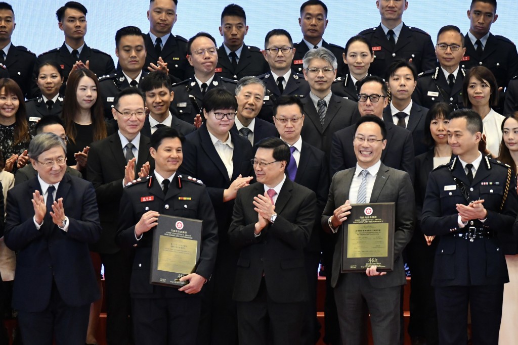 行政長官李家超(前排中)表揚赴緬甸地震災區救援的特區救援隊。 行政長官李家超(前排中)表揚赴緬甸地震災區救援的特區救援隊。