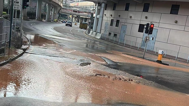 荃灣西樓角路發生爆水管。fb:立腸 全港資訊 Facebook 交通台