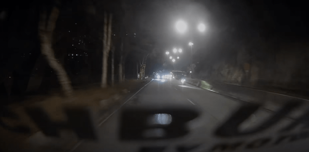 電單車沿青山公路—葵涌段往荃灣方向行駛。fb「車cam L（香港群組）」(下同) 