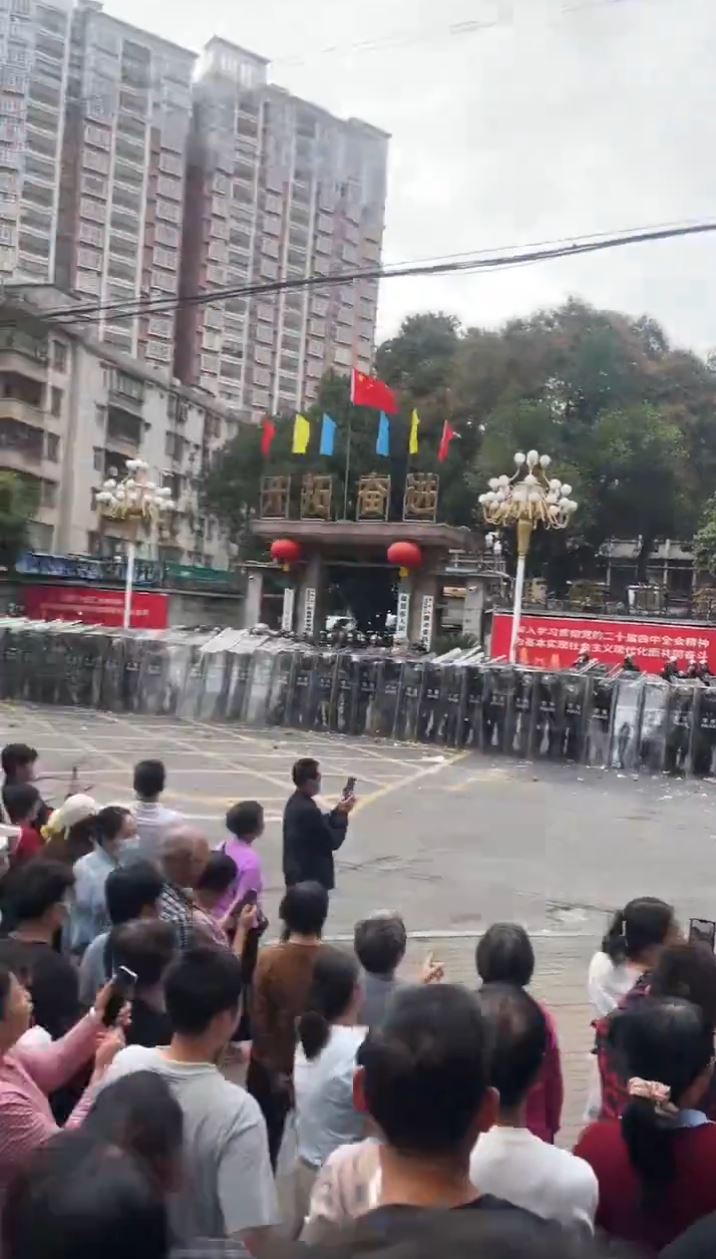 茂名信宜市不满建殡仪馆，警民爆发冲突多人受伤。