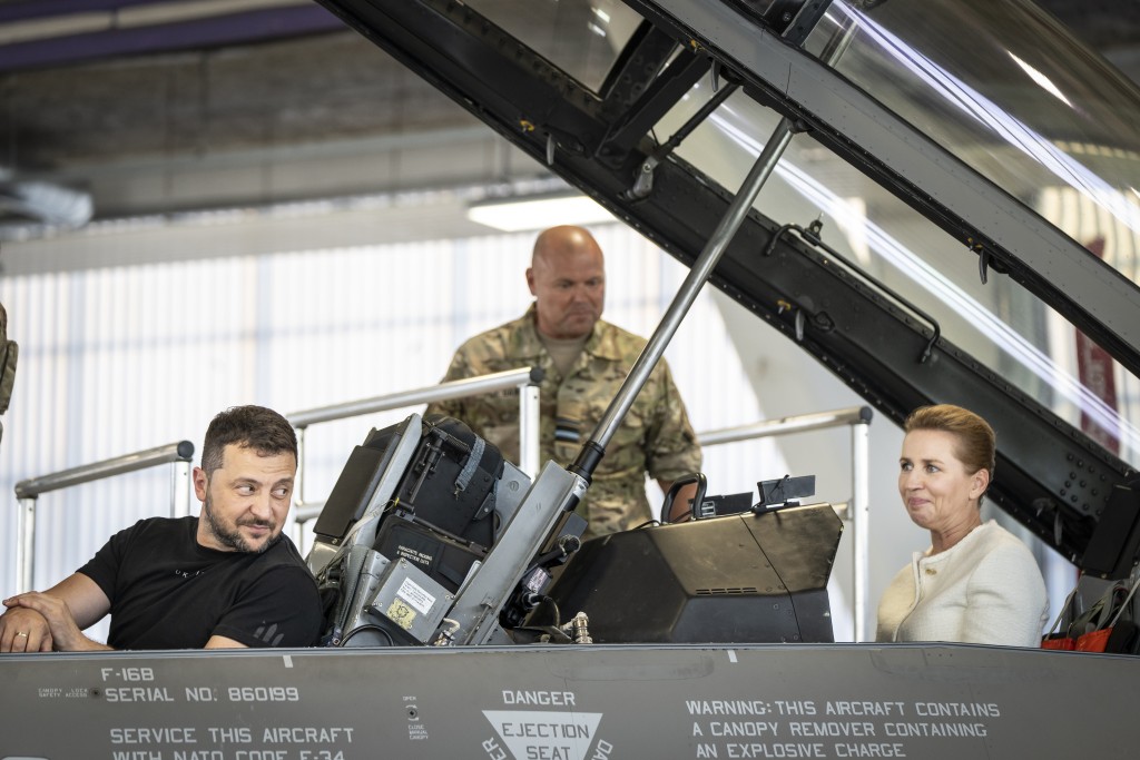 泽连斯基与弗雷德里克森登上F-16机舱驾驶座位。美联社