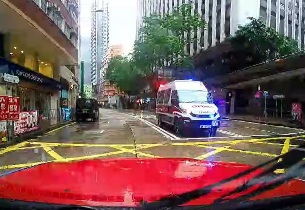 警车随即亮起闪灯。fb香港突发事故报料区影片截图
