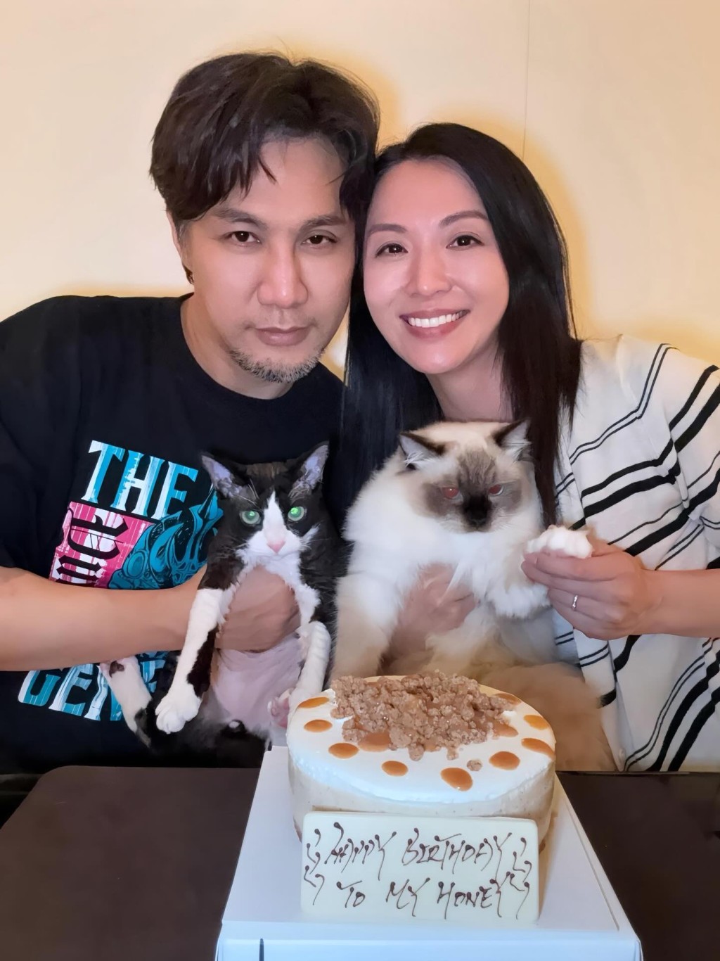 其中一張抱著兩隻愛貓的「一家四口」合照,幸福氛圍羨煞旁人。 其中一張抱著兩隻愛貓的「一家四口」合照,幸福氛圍羨煞旁人。