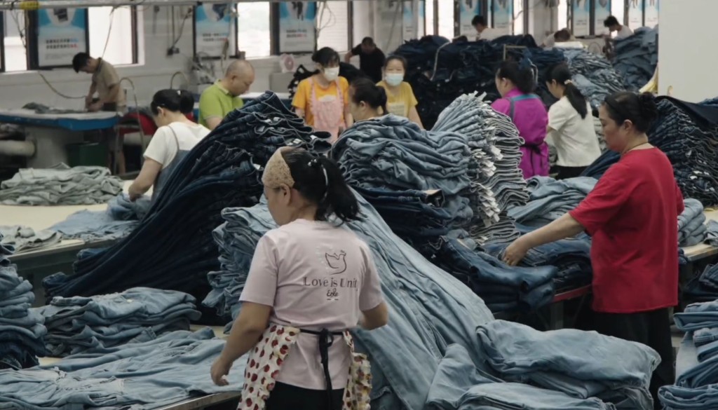 廣州增城廣嘉紡織廠，每到暑假便變身為員工的免費託兒所。極晝工作室
