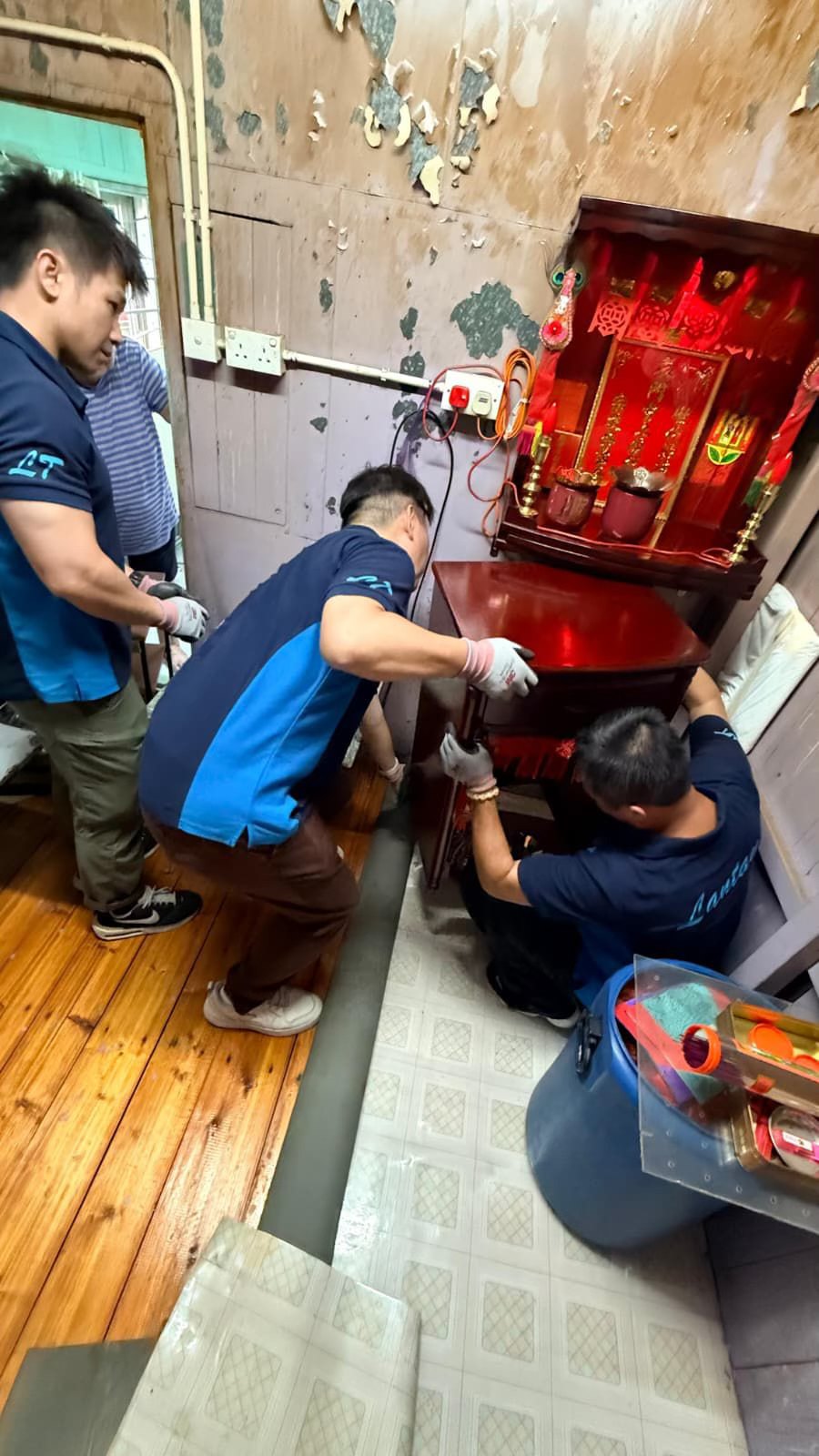 前線警務人員今日與政府各部門走訪低窪地區及村落,進行防風宣傳,協助有需要人士做好防風措施。香港警察fb圖片 前線警務人員今日與政府各部門走訪低窪地區及村落,進行防風宣傳,協助有需要人士做好防風措施。香港警察fb圖片
