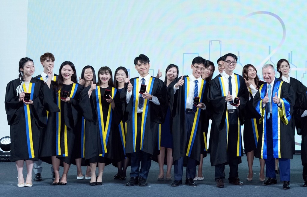 香港賽馬會行政總裁應家柏（前排右一）與應屆畢業的賽馬會學人合照。