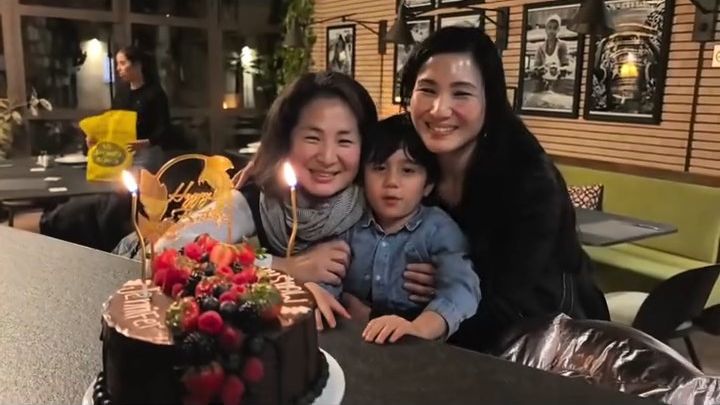 原子鏸與二姊原和珍一齊慶祝生日。 原子鏸與二姊原和珍一齊慶祝生日。