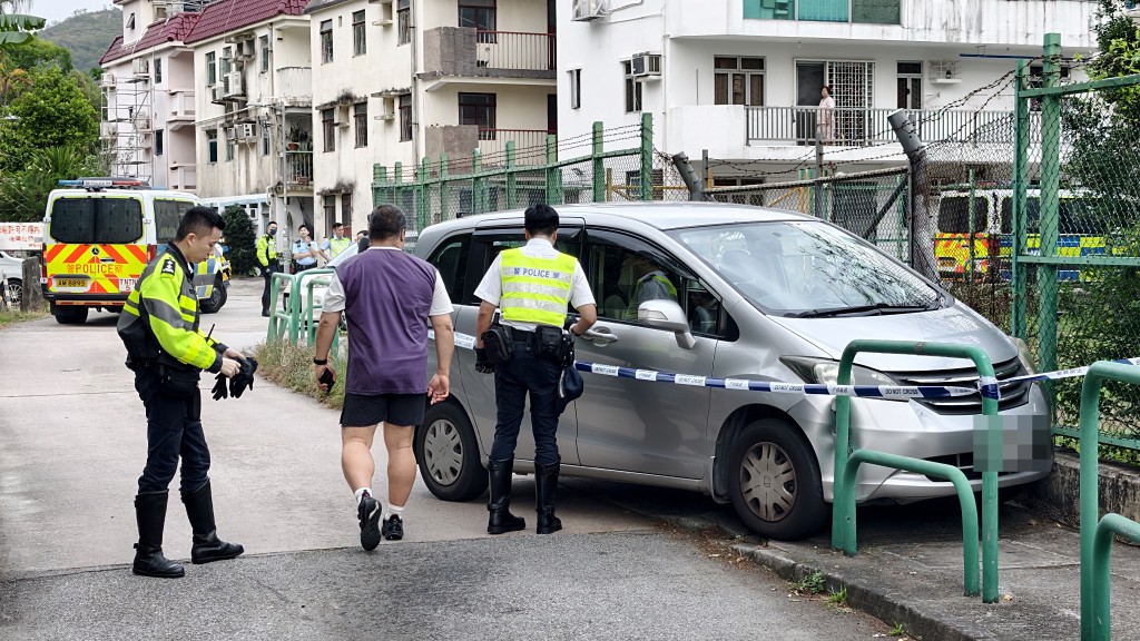 私家車失控撞欄翻側。黃文威攝 私家車失控撞欄翻側。黃文威攝