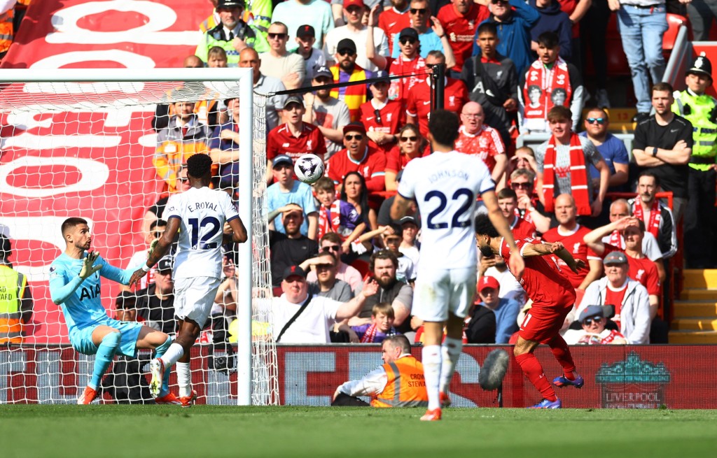 利物浦的穆罕默德沙拿(紅衫)今場貢獻1傳1射。Reuters