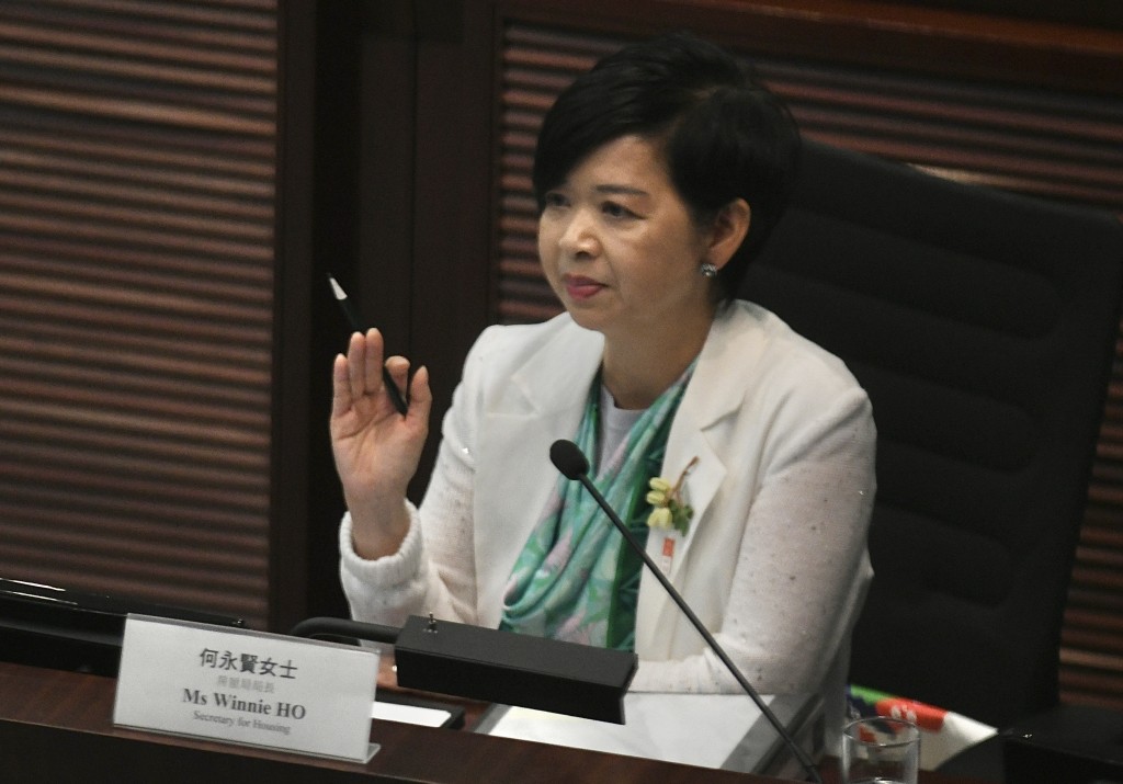 何永賢強調3個涉事簡約公屋即使面對超強颱風樺加沙，亦未有漏水情況出現。資料圖片。