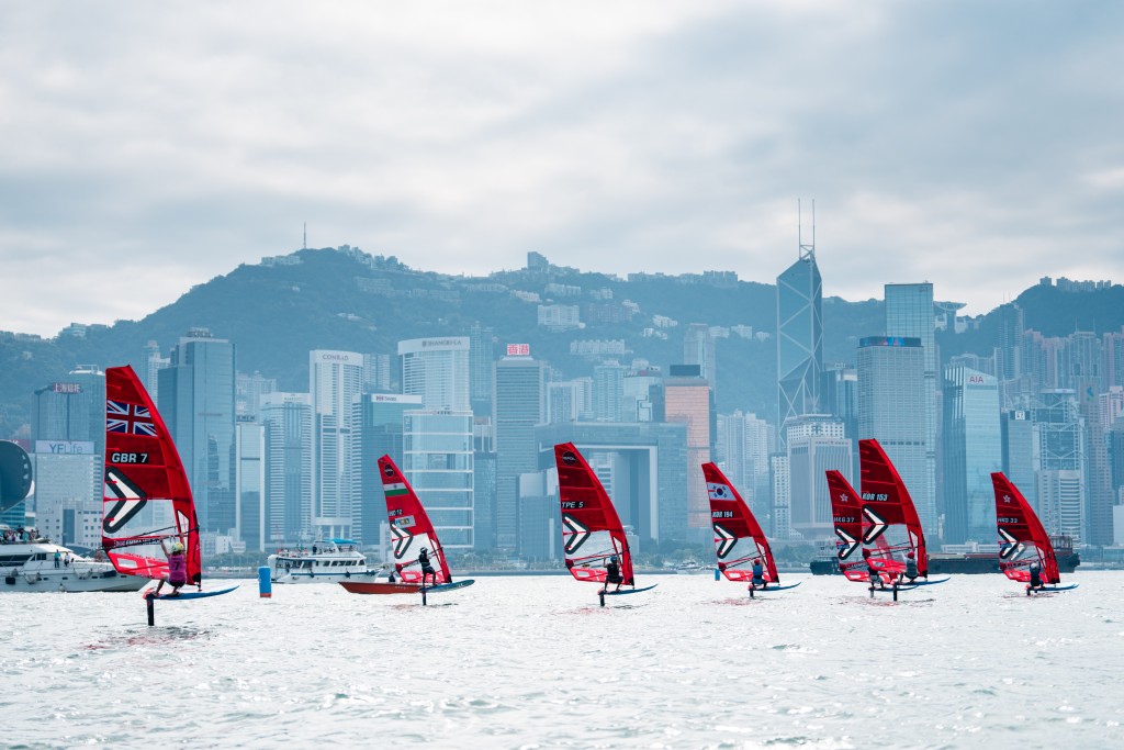 香港滑浪风帆公开锦标赛，周日在维港上演表演赛。 中国香港滑浪风帆会图片