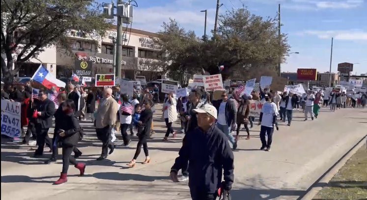德州华裔11日在休斯顿唐人街游行，抗议禁止华人买房产。 网上图片