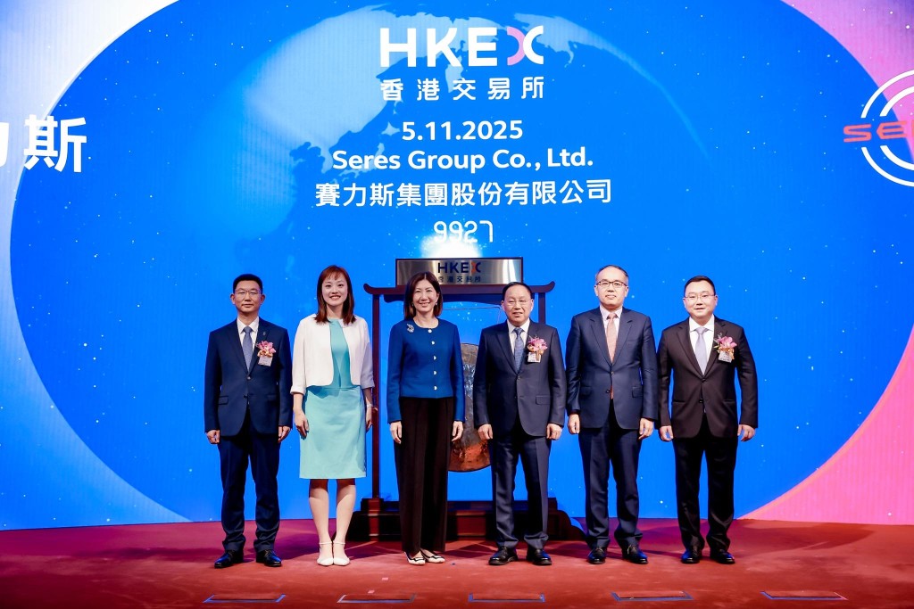 財經事務及庫務局局長許正宇（右二）、港交所行政總裁陳翊庭（左三）、創新科技及工業局副局長張曼莉（左二）出席賽力斯上市儀式。