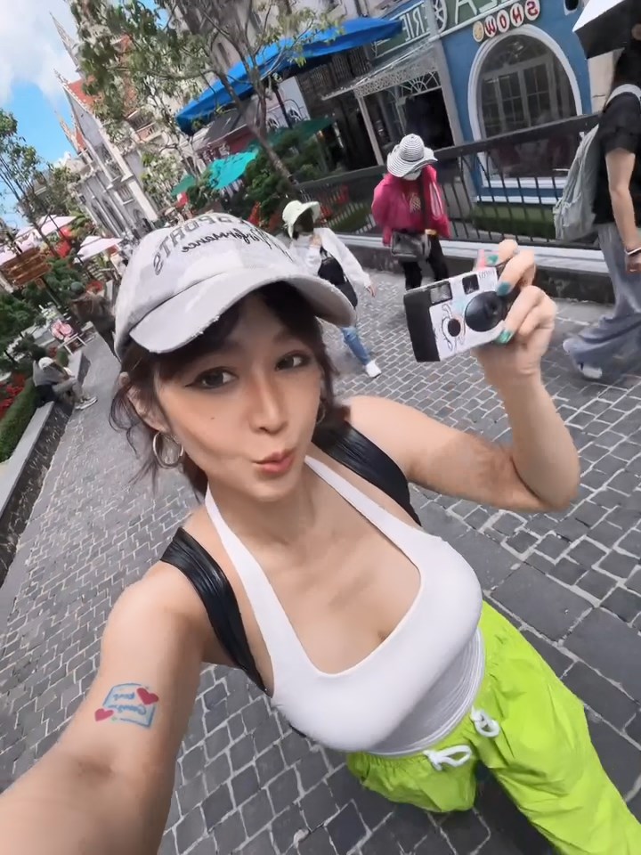 樂宜手持菲林相機，在峴港街頭留下倩影。