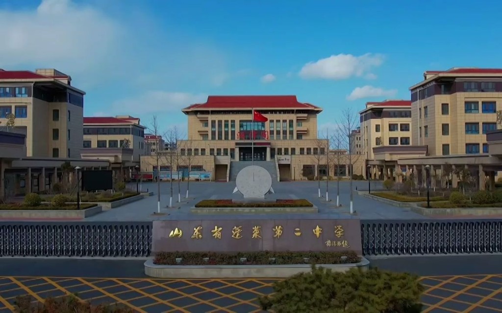 校方已辭退教師。 校方已辭退教師。