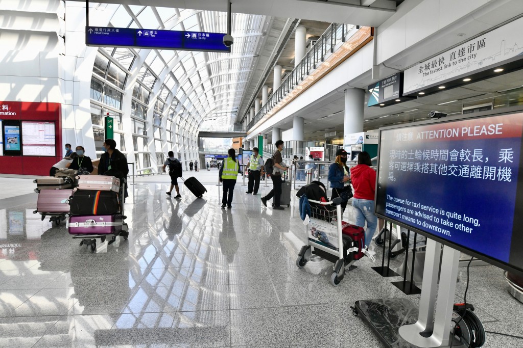 「0+3」實施後每天有超過百架航班飛抵香港，出入境旅客人次恢復至五位數以上。資料圖片