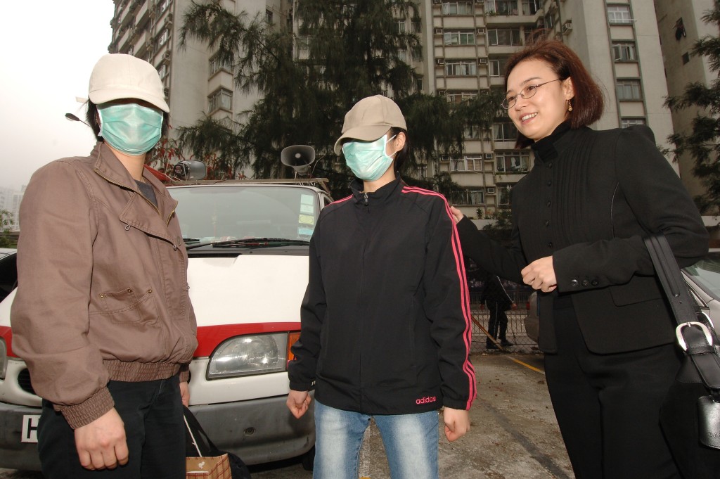 翁静晶（右）2005年接获模特儿彭楚盈家人求助，翁静晶向政府提出召开死因庭研讯，至此她仍深信这是一宗冤案。