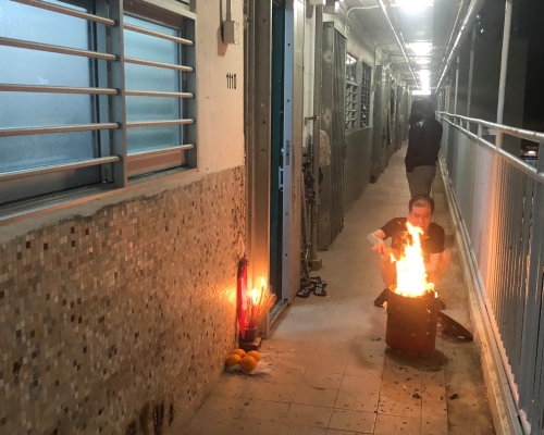 晚上有街坊在走廊焚燒衣紙拜祭死者