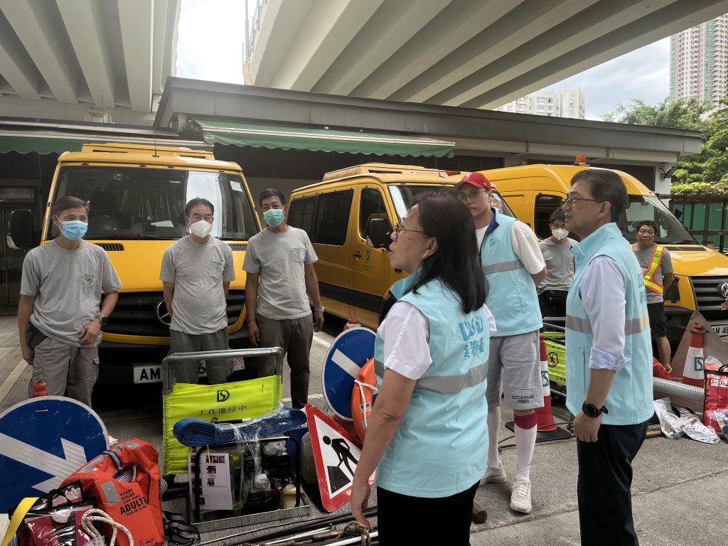 彭雅妮（右三）到訪渠務署後備緊急事故控制中心，了解主要排水系統的實時狀況。政府新聞處