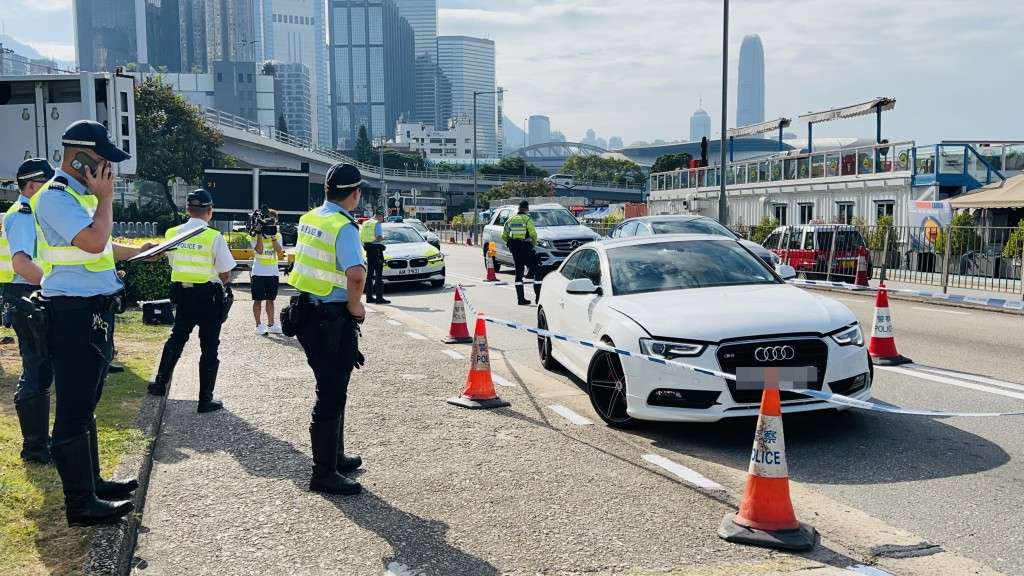 警方截查可疑Audi私家車。蔡楚輝攝