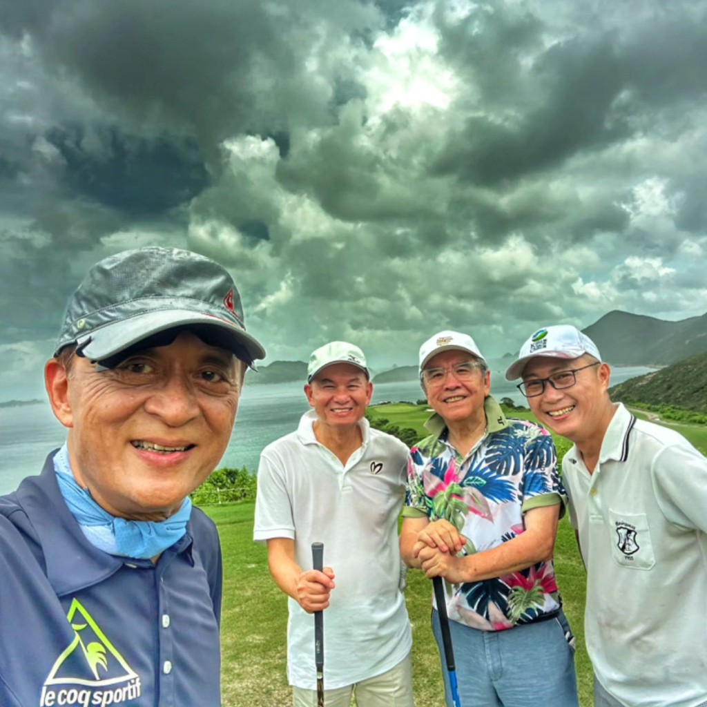 72歲方平（左）與姜大衛打高爾夫球，其近照顯得好蒼老。
