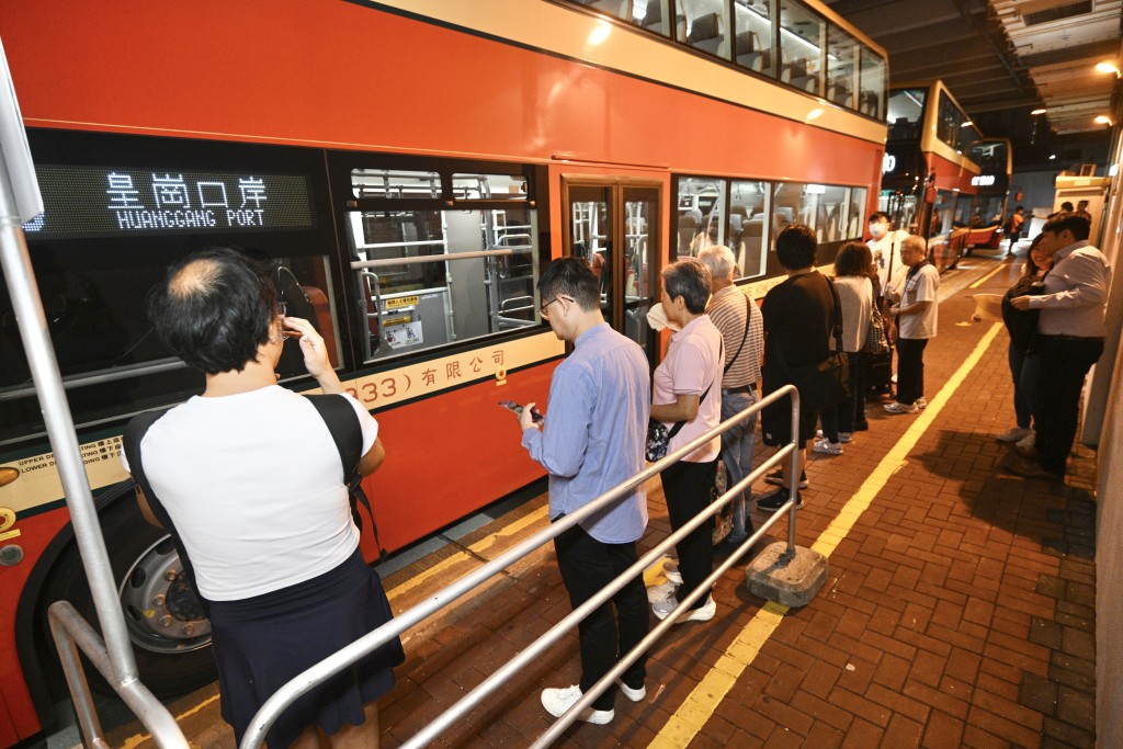 現場候車人士不算太多,約有十人。陳浩元攝 現場候車人士不算太多,約有十人。陳浩元攝