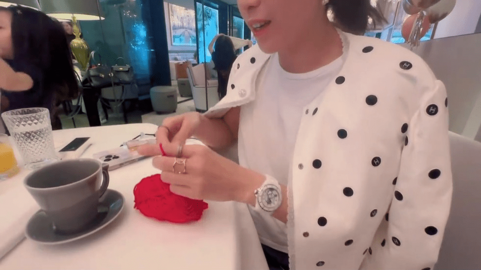 有眼利網民留意到甘比配戴的手錶，為價值81,500元的白色Chanel Mademoiselle 12 La Pausa。