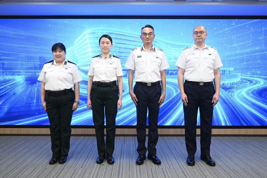 海關陸路邊境口岸科總指揮官區淑儀、海關助理關長(邊境及港口)蔣依莉、入境處助理處長(管制)汪奇、入境處落馬洲管制科指揮官黃君彥。 海關陸路邊境口岸科總指揮官區淑儀、海關助理關長(邊境及港口)蔣依莉、入境處助理處長(管制)汪奇、入境處落馬洲管制科指揮官黃君彥。