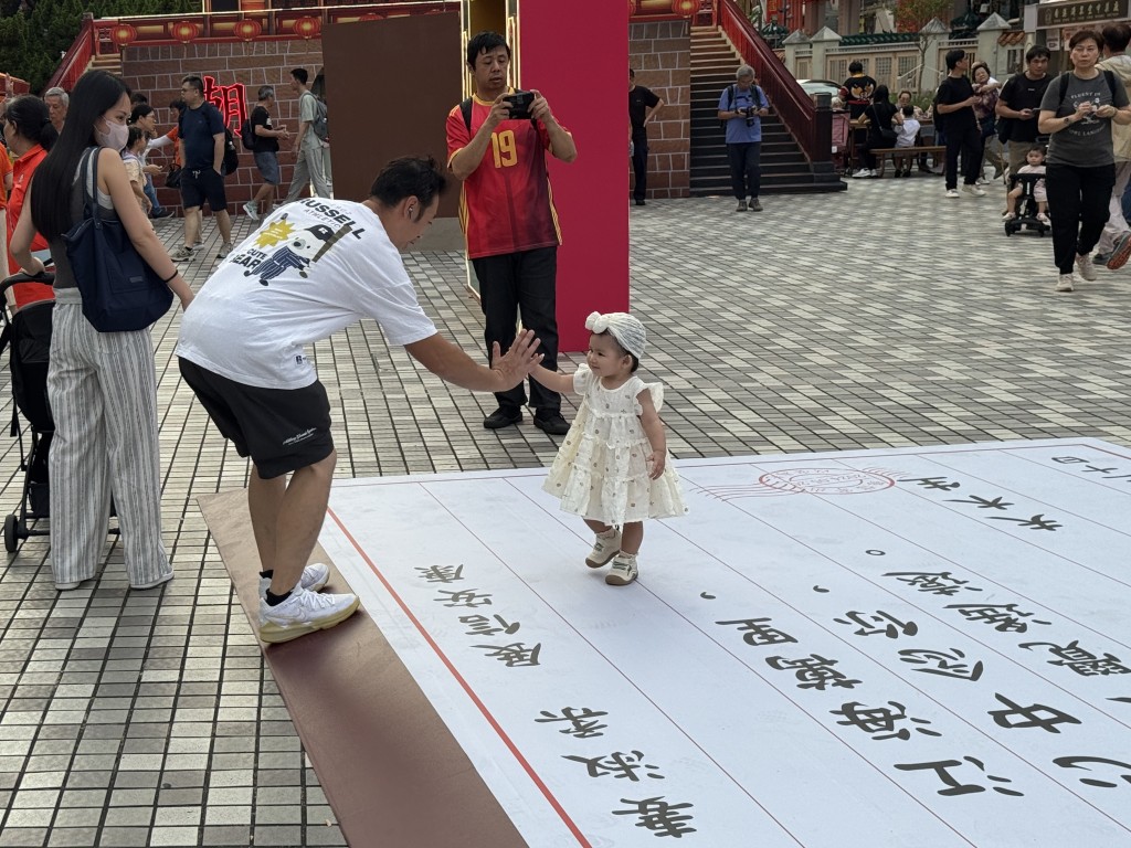 不少街坊和遊客都被巨型拱橋佈置吸引,紛紛上前打卡留念。 不少街坊和遊客都被巨型拱橋佈置吸引,紛紛上前打卡留念。