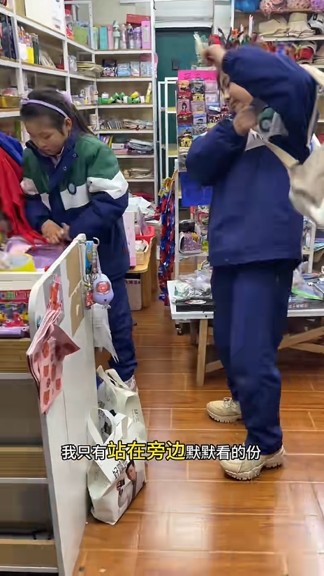 女童和妹妹一起打理文具店的大小事务。