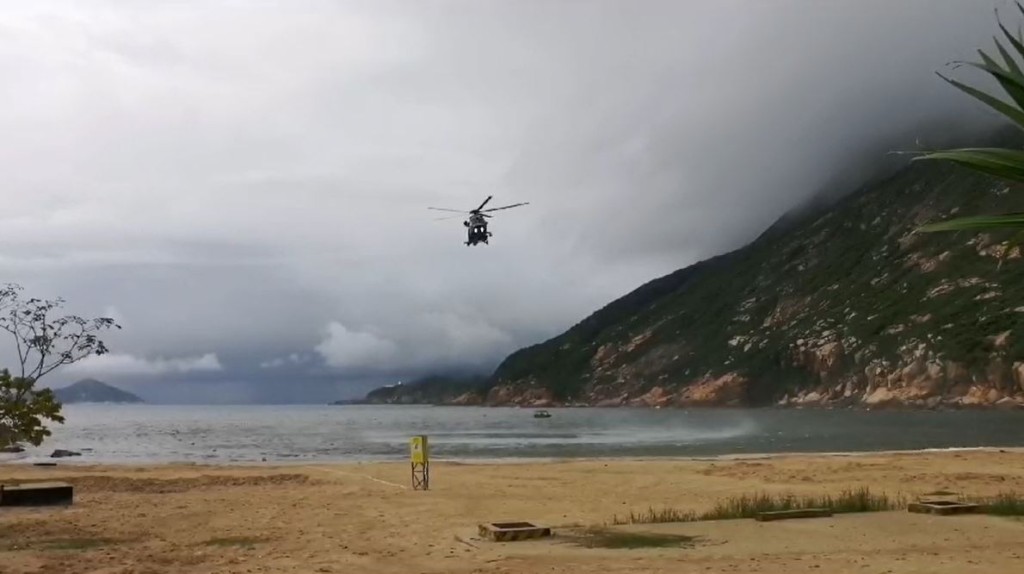 直升机抵石澳沙滩进行救援工作。读者提供