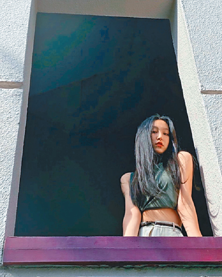 ■潘靜文前日透露在靚景前享受美食。