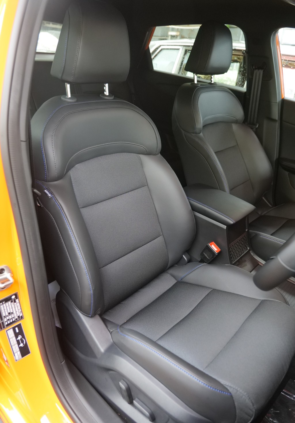 MG4 Long Range座椅以皮革及布料包裹，只有駕駛席為電動調校。