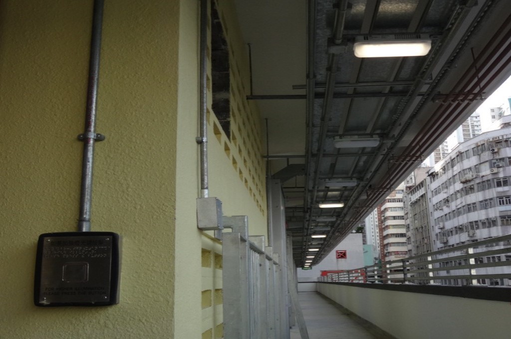 華廈邨電梯大堂的手動開關，可調高電梯大堂、走廊和樓梯的照明度。政府新聞處圖片
